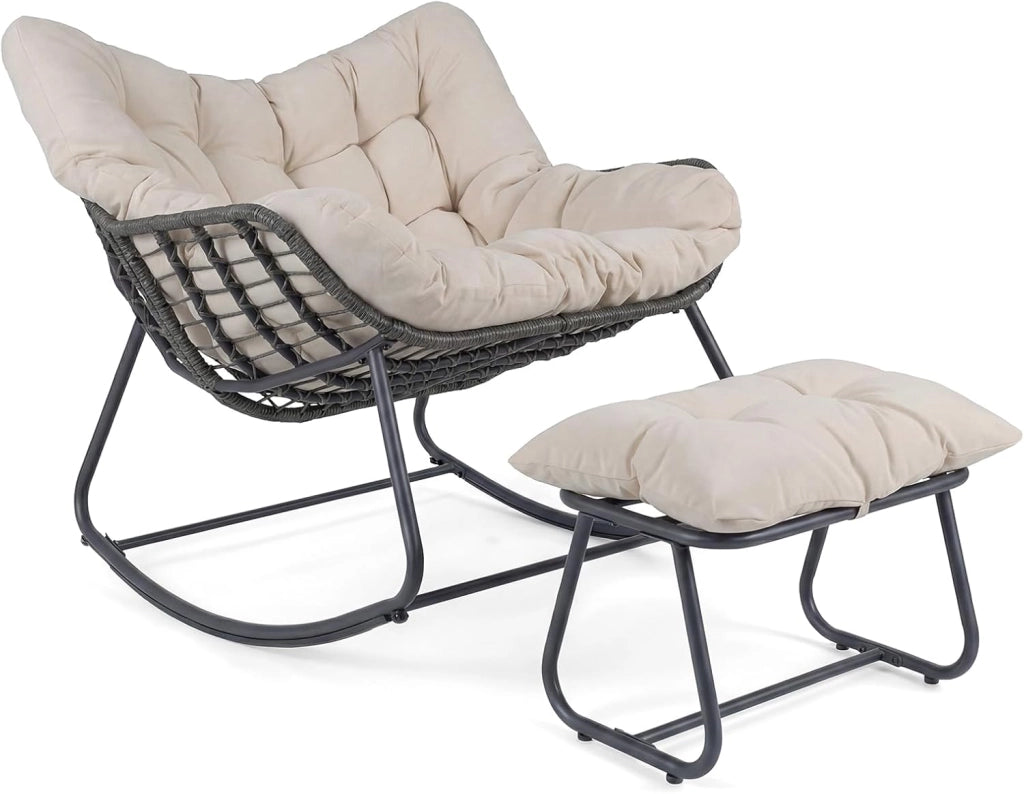 Sedia a Dondolo da Interno ed Esterno, Poltrona a Dondolo con Poggiapiedi e Cuscini Rimovibili, Poltrona Relax in Rattan con Telaio in Metallo per Soggiorno e Giardino, Portata 150 kg (Beige)