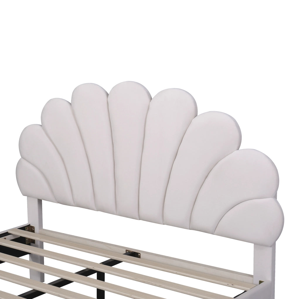 Letto matrimoniale 140x200 cm; testiera floreale e rete a doghe; velluto; beige (Senza materasso)