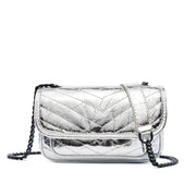 Ampia borsa da donna in vera pelle, adatta per l'ufficio, color argento; pu¨° essere portata a tracolla o a spalla.