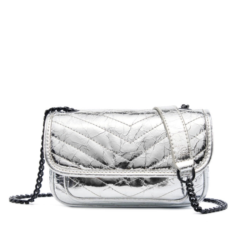 Ampia borsa da donna in vera pelle, adatta per l'ufficio, color argento; pu¨° essere portata a tracolla o a spalla.