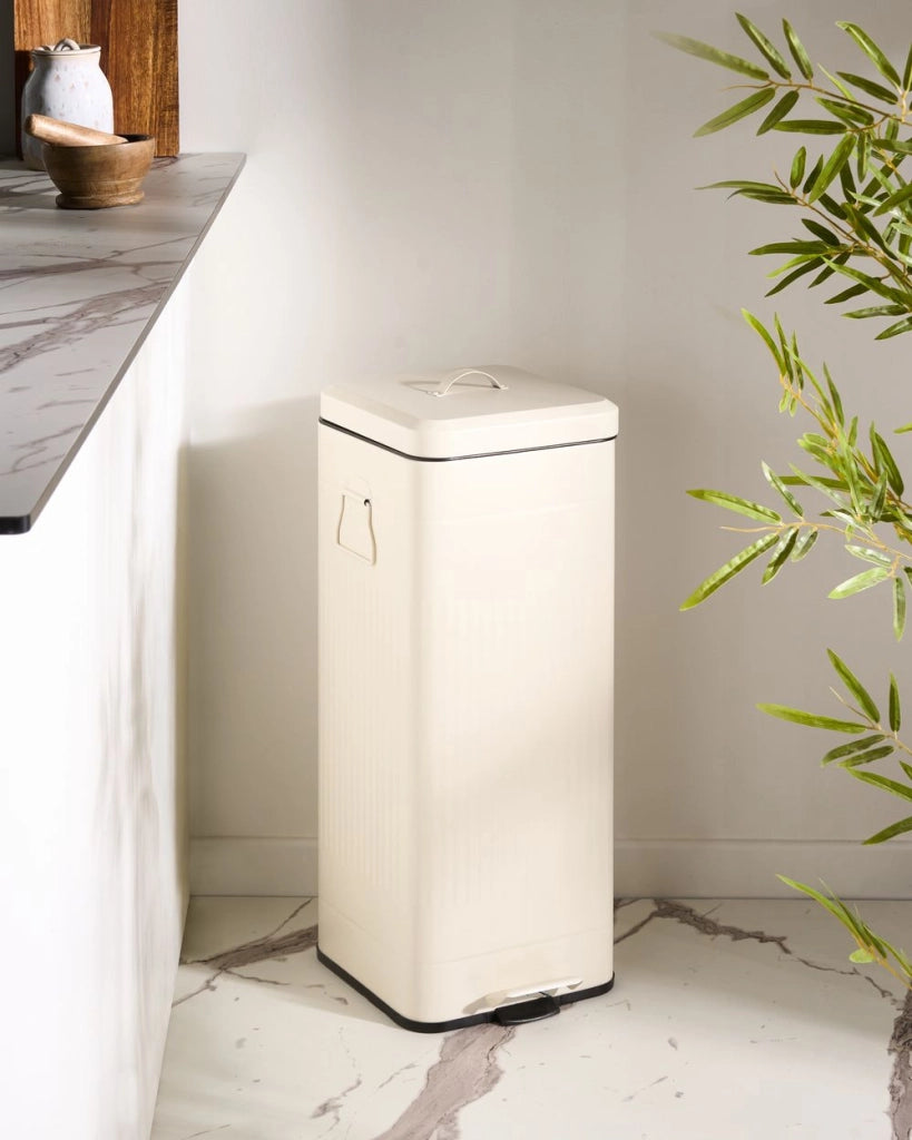 Cestino con pedale e coperchio per cucina in ferro verniciato a polvere e materiale sintetico beige cucina moderna
