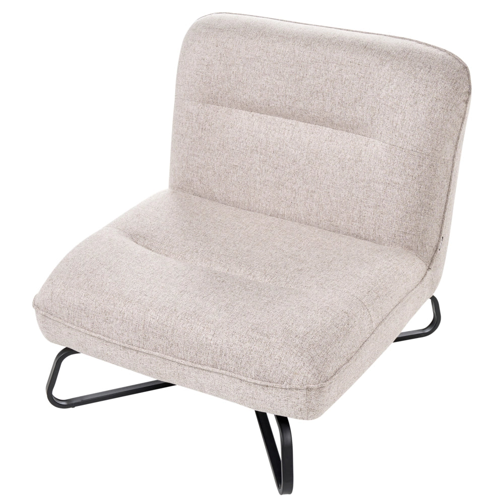 Poltrona in tessuto beige, seduta ampia, senza braccioli, struttura in metallo nero, complemento d'arredo moderno per il soggiorno