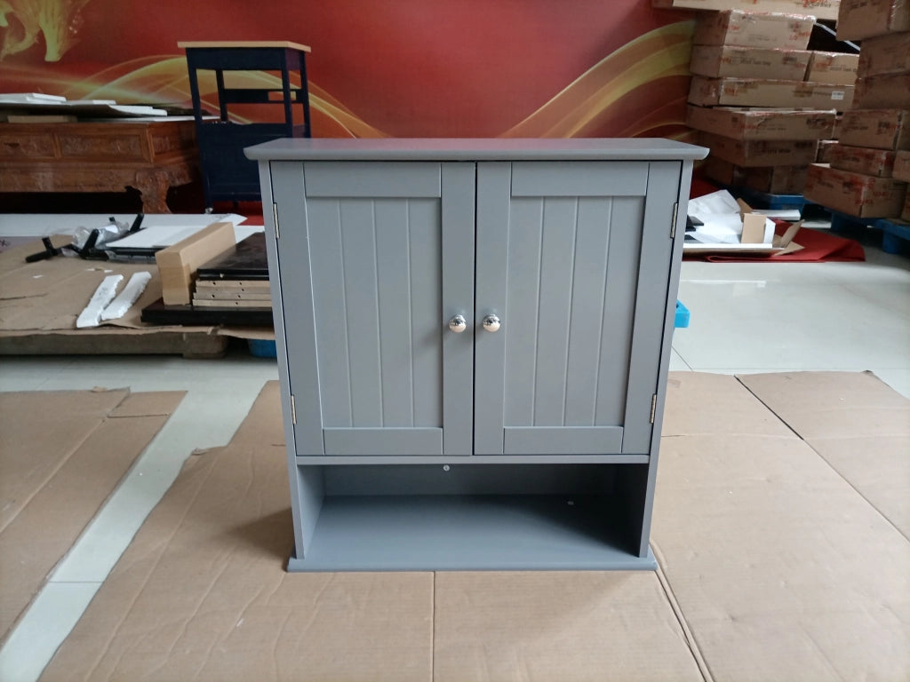 Armadietto da bagno pensile in MDF grigio chiaro con ripiani interni regolabili, mobile salvaspazio da parete
