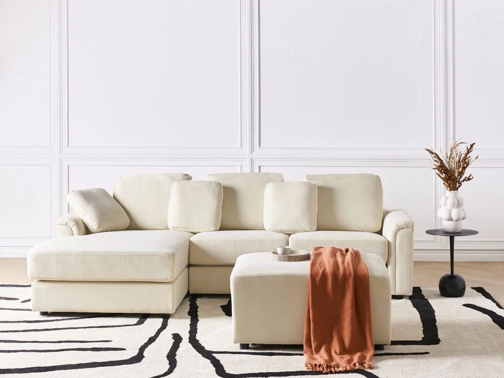 Divano stile moderno ad angolo con pouf in tessuto beige chiaro a destra