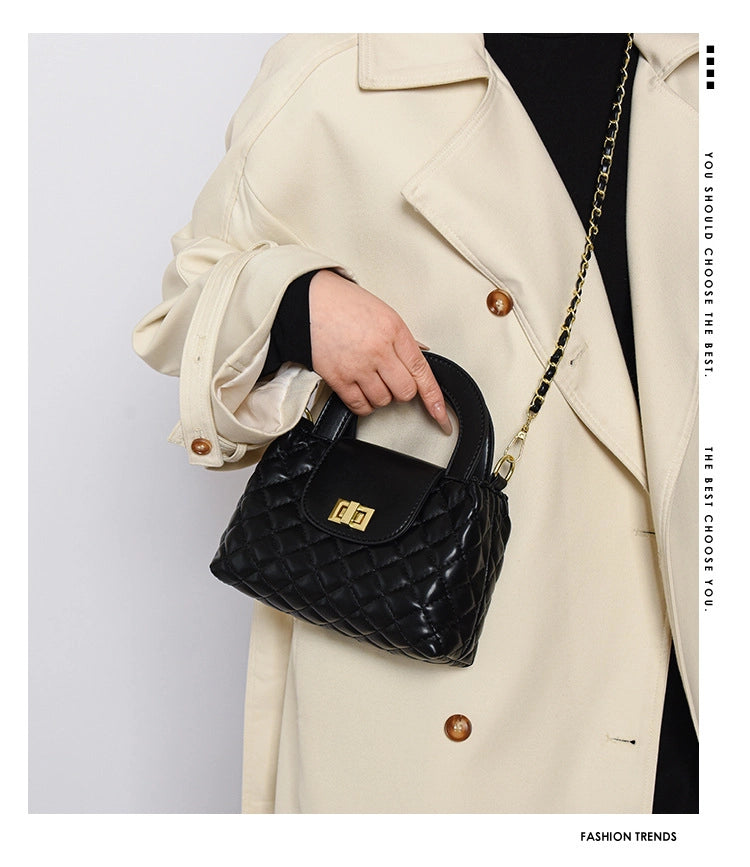 Borsa a tracolla da donna in vera pelle, capiente e di grande capacit¨¤, colore nero.