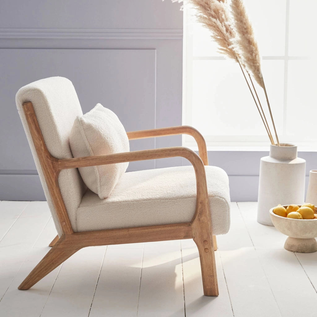 Poltrona scandinava in legno e tessuto bouclé, bianco