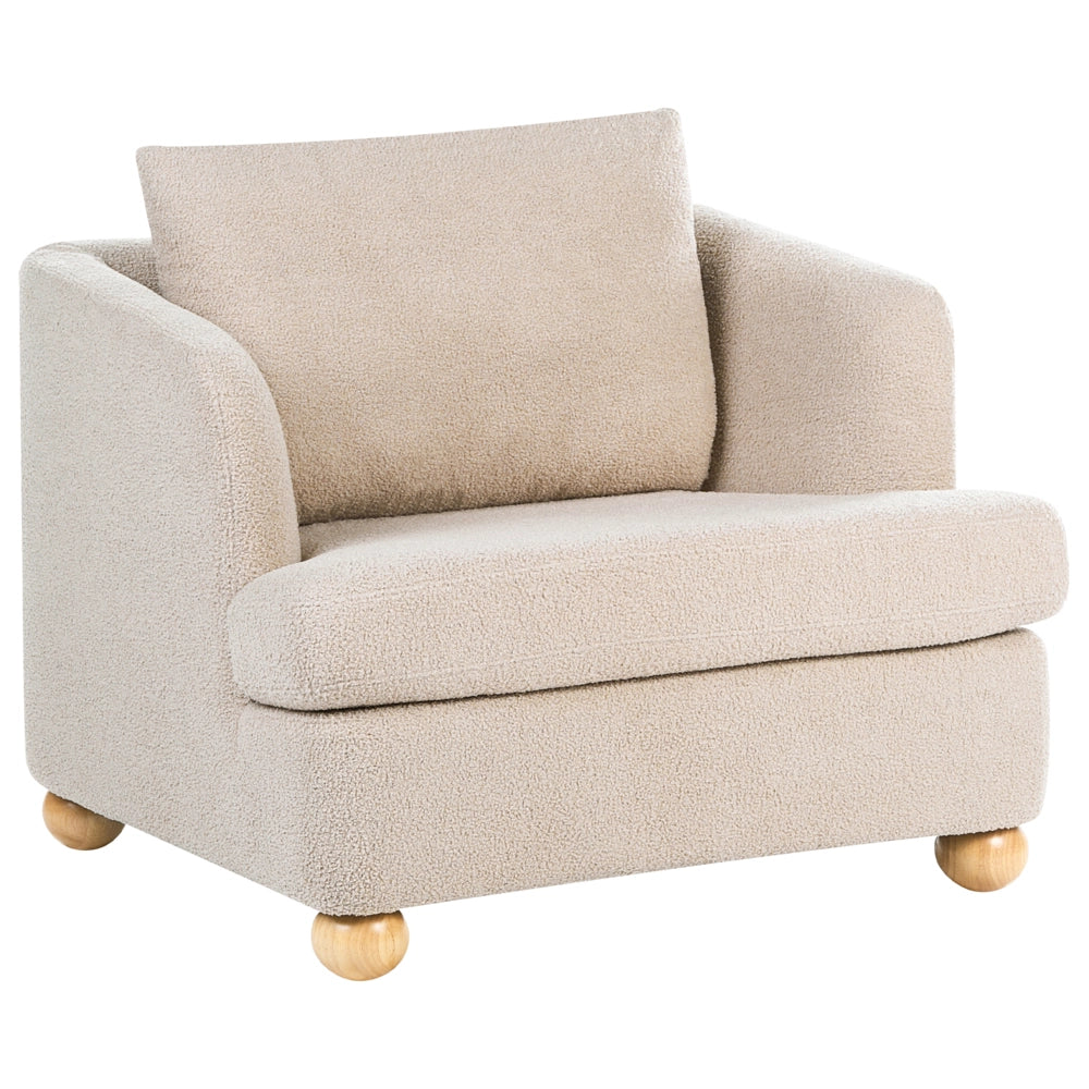 Poltrona beige in bouclé con rivestimento, gambe rotonde in legno e braccioli, soggiorno, angolo lettura stile moderno minimalista