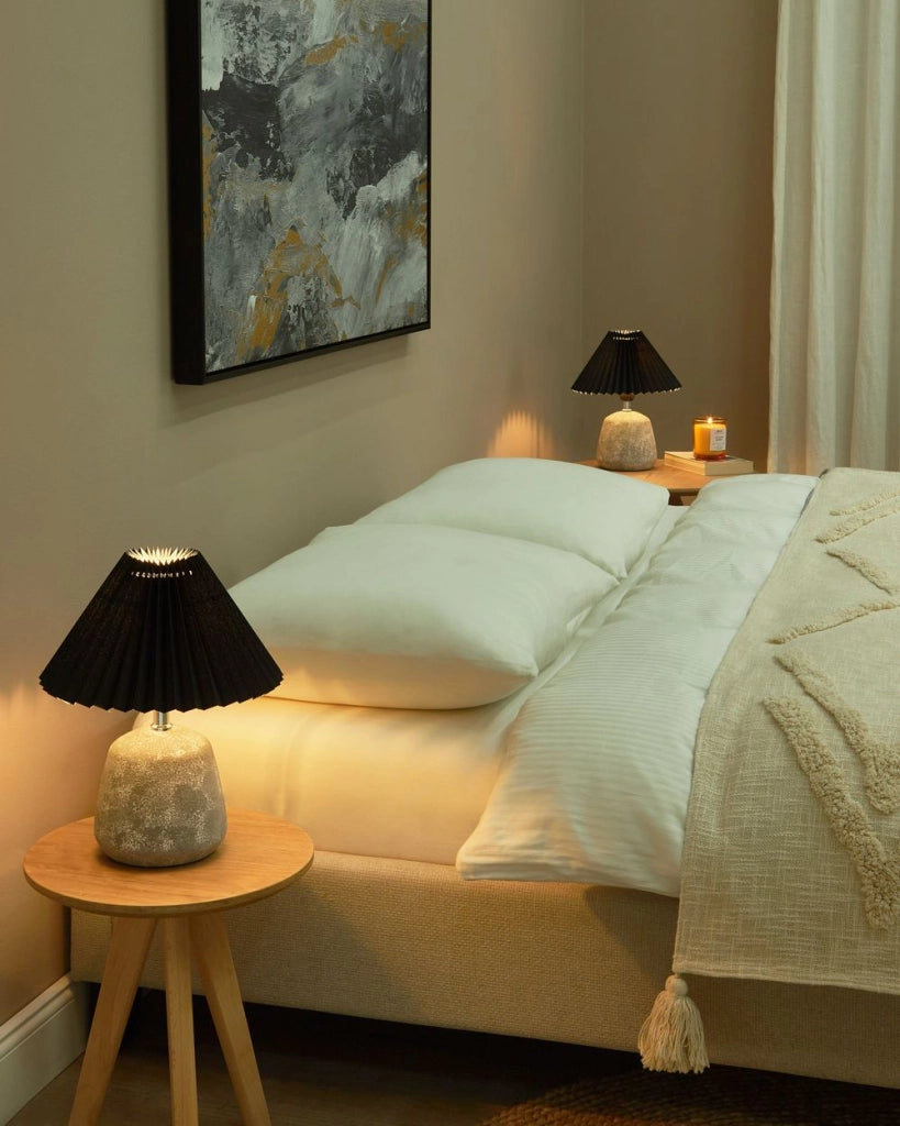 Set di 2 lampade da tavolo Base in ceramica nero Paralume sintetico plissettato Luce notturna da comodino