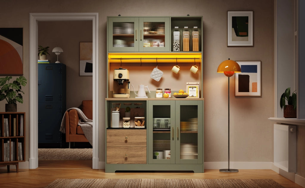 Credenza alta da cucina 110×40×178 cm con vetrina in vetro temperato, LED RGB, prese USB e ripiani regolabili, verde anticato