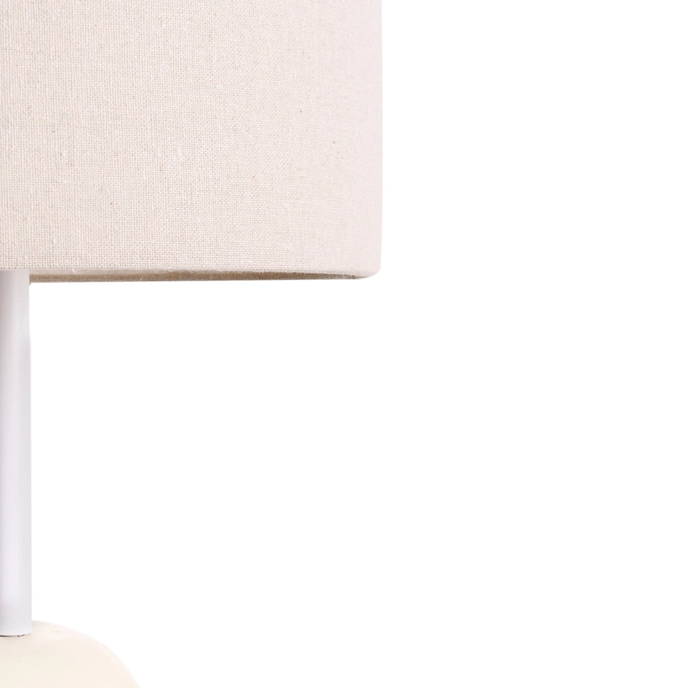 Lampada da terra con base in ceramica beige e paralume alto in tessuto in stile originale