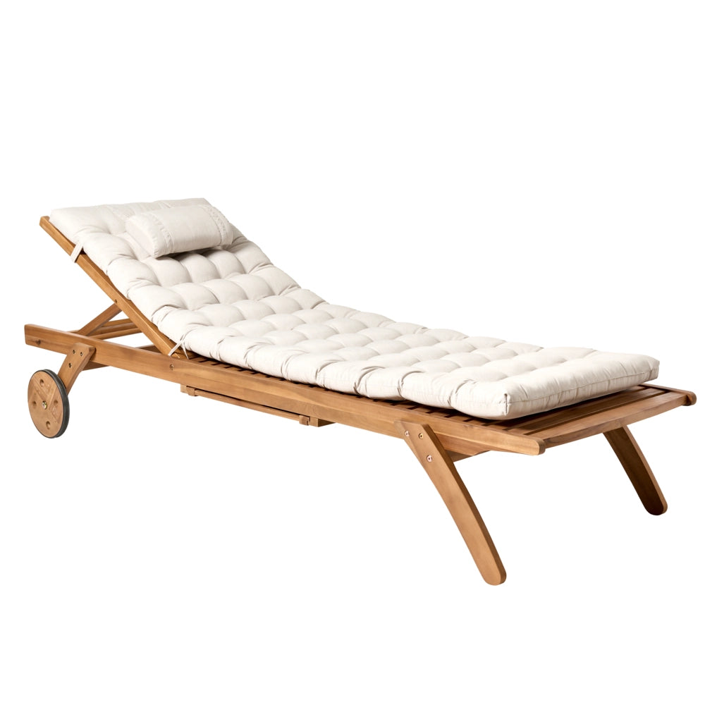 Lettino da giardino in legno chiaro di acacia con cuscino beige chiaro reclinabile su ruote con tavolino