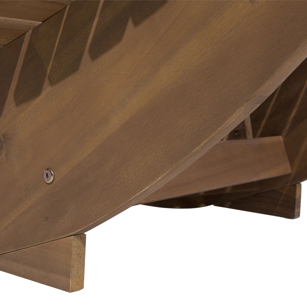 Lettino prendisole a doghe in legno di acacia chiaro con design a dondolo a forma curva con cuscino di seduta blu