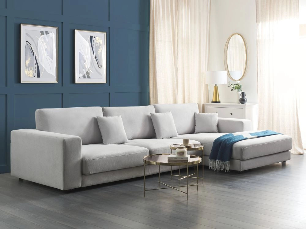 Divano angolare a 4 posti a sinistra Tessuto grigio chiaro Braccioli imbottiti a binario Cuscini aggiuntivi Stile moderno minimalista