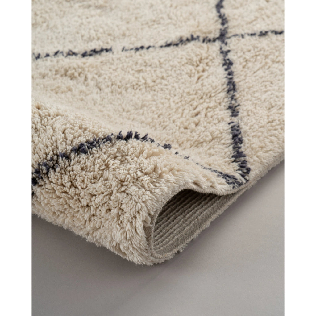 Tappeto Alena in cotone a pelo corto beige e blu navy