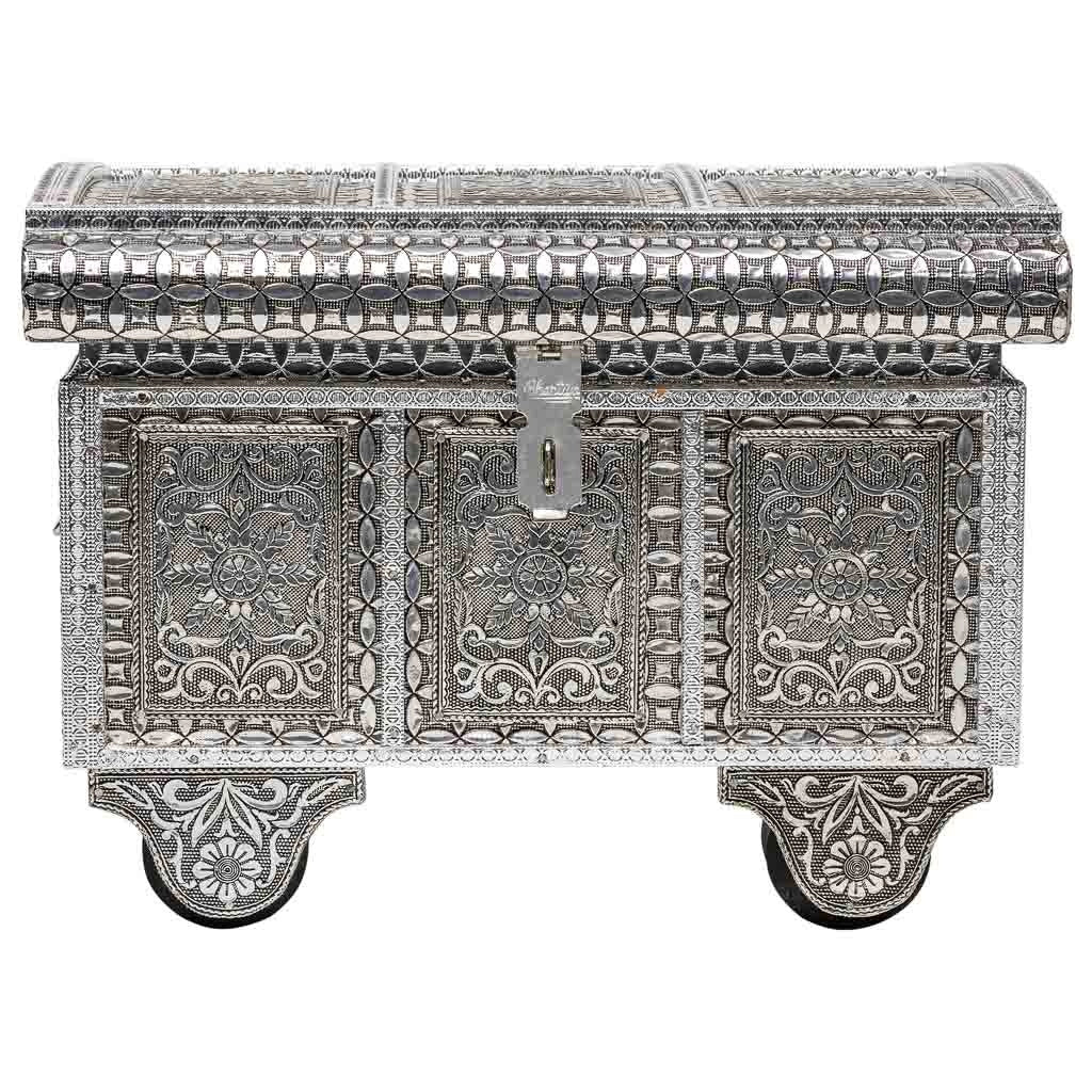 Portagioie in metallo argentato sbalzato 30x20x25h