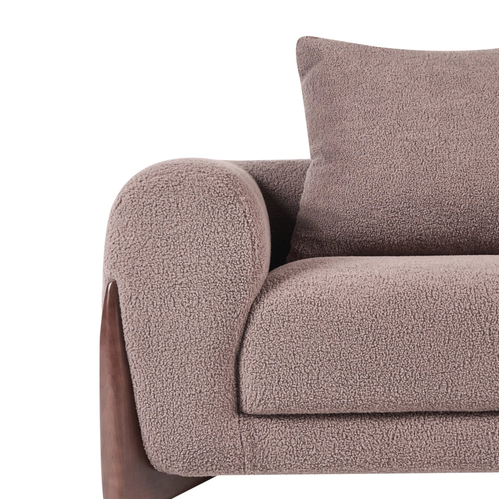 Divano a due posti con rivestimento in tessuto bouclè marrone con braccioli e gambe in legno stile moderno