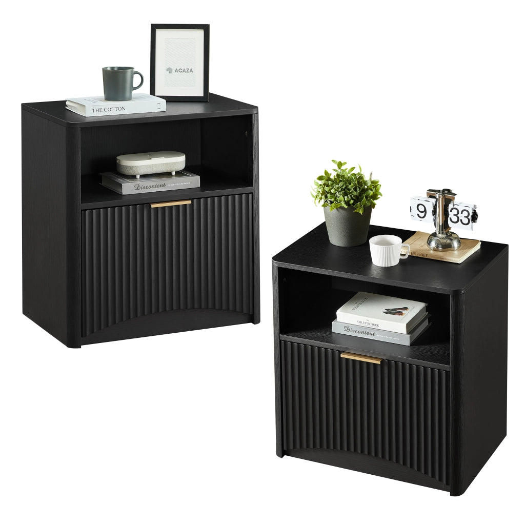 Comodino moderno in truciolare nero con cassetto aperto, maniglia dorata e design scanalato