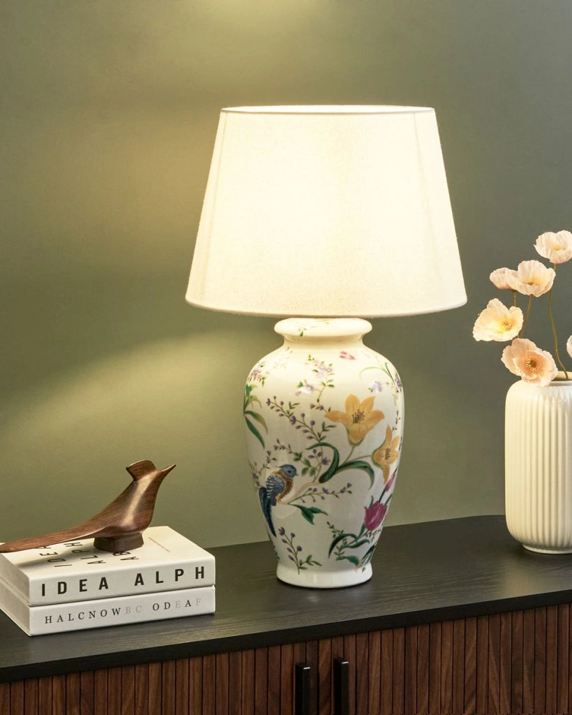 Lampada da tavolo Base in porcellana bianca Paralume a tamburo in lino con patten floreale Illuminazione elegante