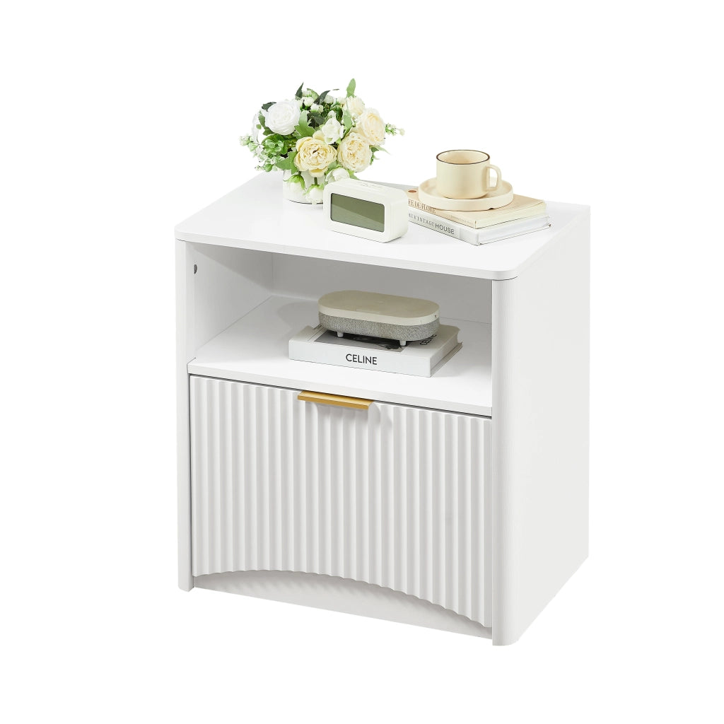 Comodino con design a scanalature, cassetto aperto e maniglia in metallo dorato, bianco
