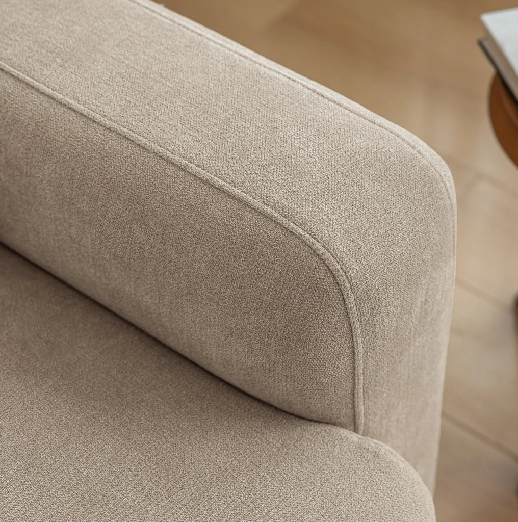 Divano 3 posti ULEVR 211 cm in ciniglia beige con 2 cuscini, schienale alto e braccioli arrotondati