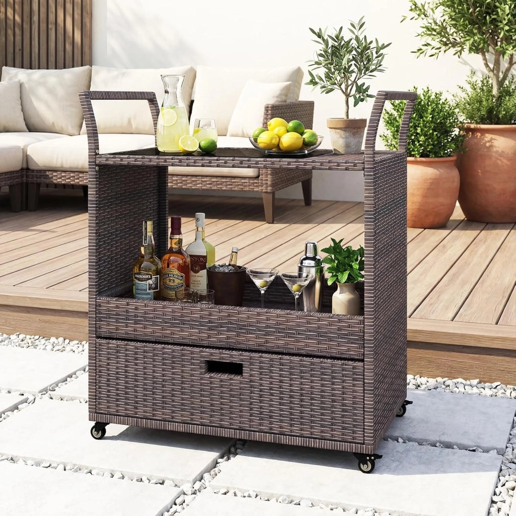 Carrello Bar in Rattan PE, Tavolo Bar da Esterno con Ruote, Ripiano Aperto, Cassetto e Piano in Vetro Temperato, Carrello di Servizio con Maniglie per Giardino, Cortile, Piscina, 85 X 47 X 92 CM