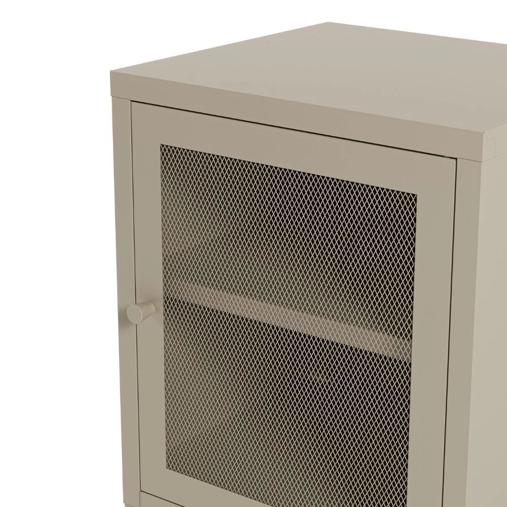 Comodino Fayna in metallo sabbia con anta reticolata 40x35x60H – Design industriale