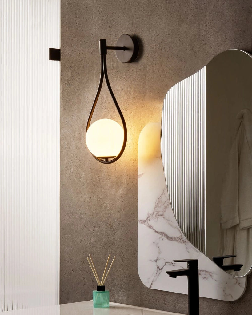 Lampada da parete Base in metallo nero Paralume in vetro Elegante forma a strappo Modern Glam