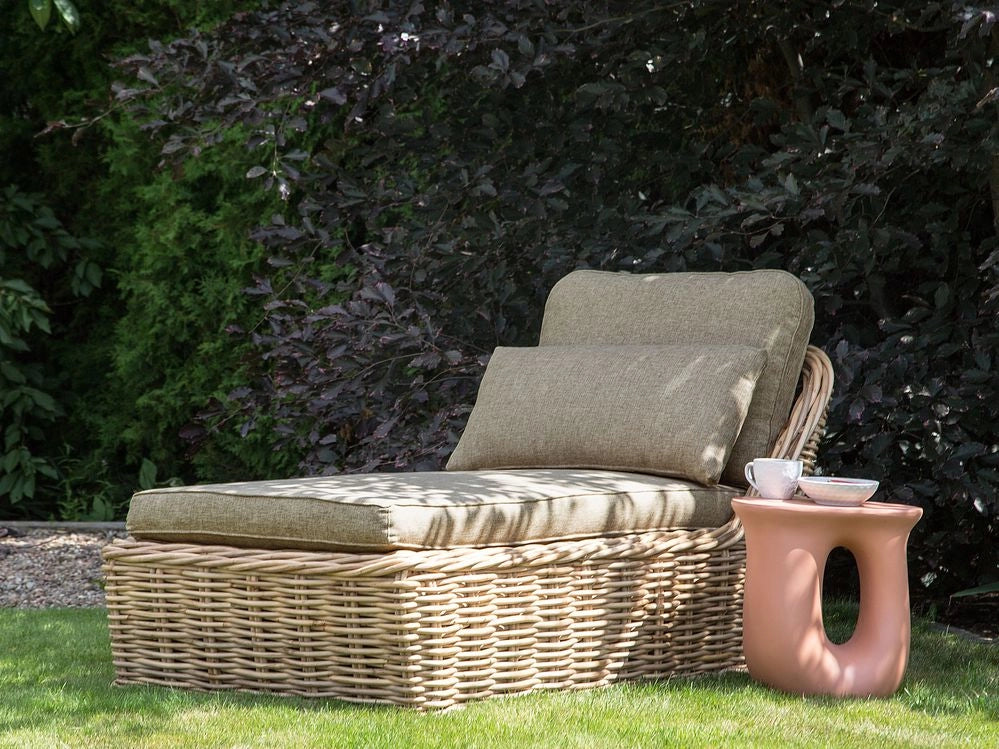 Lettino da giardino in rattan naturale per esterni 3 cuscini marrone e grigio stile tradizionale e boho