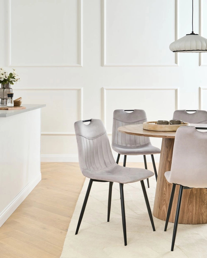 Set di 4 sedie da pranzo in velluto con gambe nere in ferro verniciato a polvere grigio chiaro stile moderno