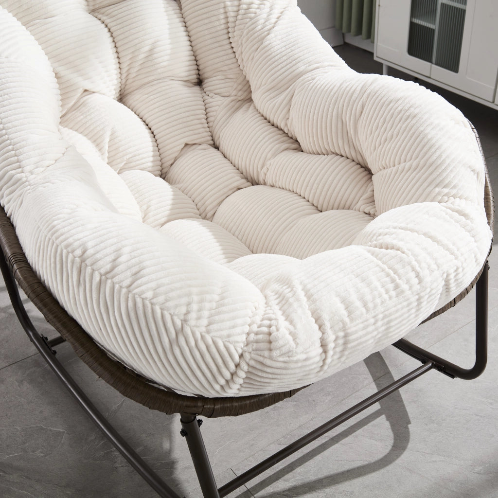 Sedia a dondolo in rattan sintetico con cuscino e telaio in acciaio bianco da esterno per veranda 78 × 106 × 90 cm
