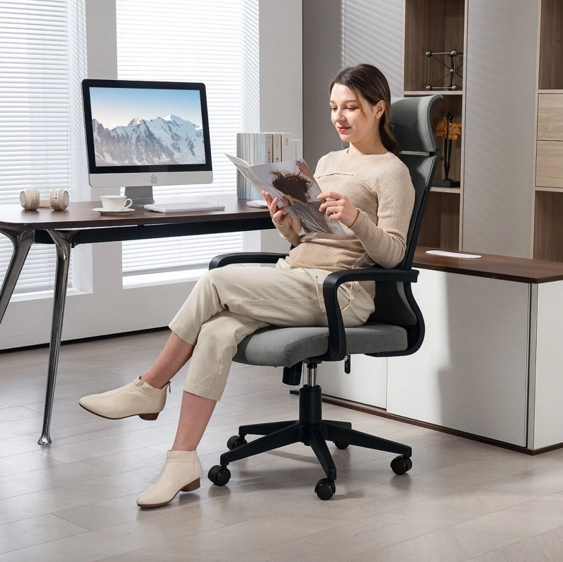 Sedia da ufficio ergonomica grigio scuro con poggiatesta e braccioli