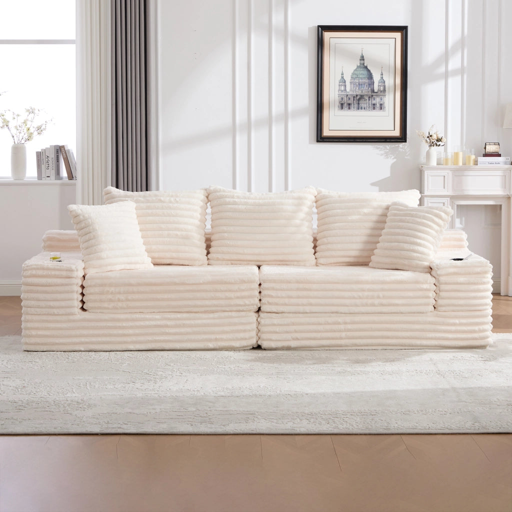 Divano in tessuto corduroy beige con schienale alto, cuscini, tasche laterali e portabicchieri