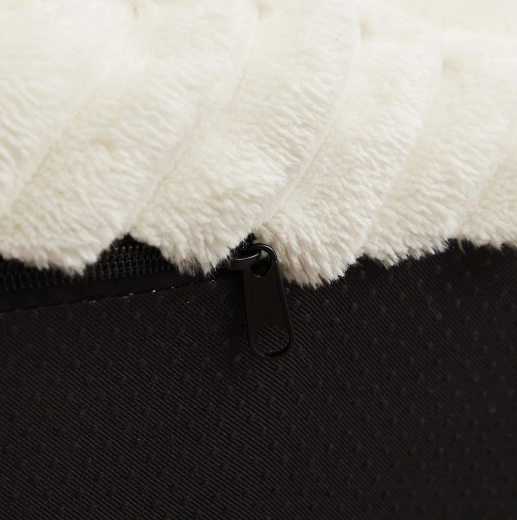 Poltrona lounge rotonda beige in velluto a coste con tre cuscini