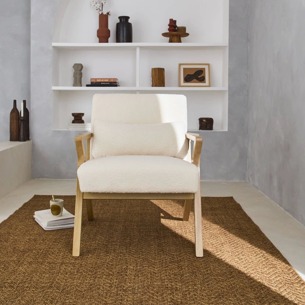 Poltrona scandinava in legno di hevea e bouclé, bianco