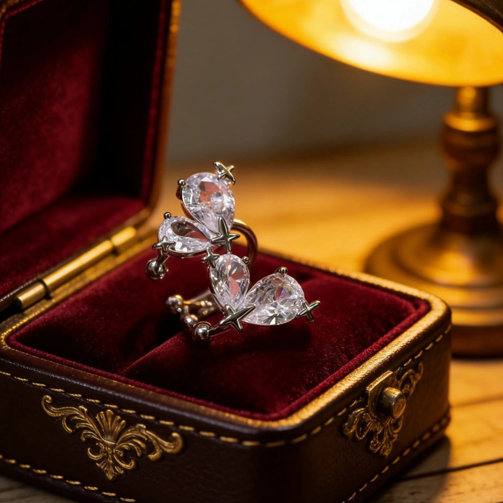Design di nicchia, lusso discreto, orecchini con zirconi a forma di stella e chiusura a clip a forma di cuore.