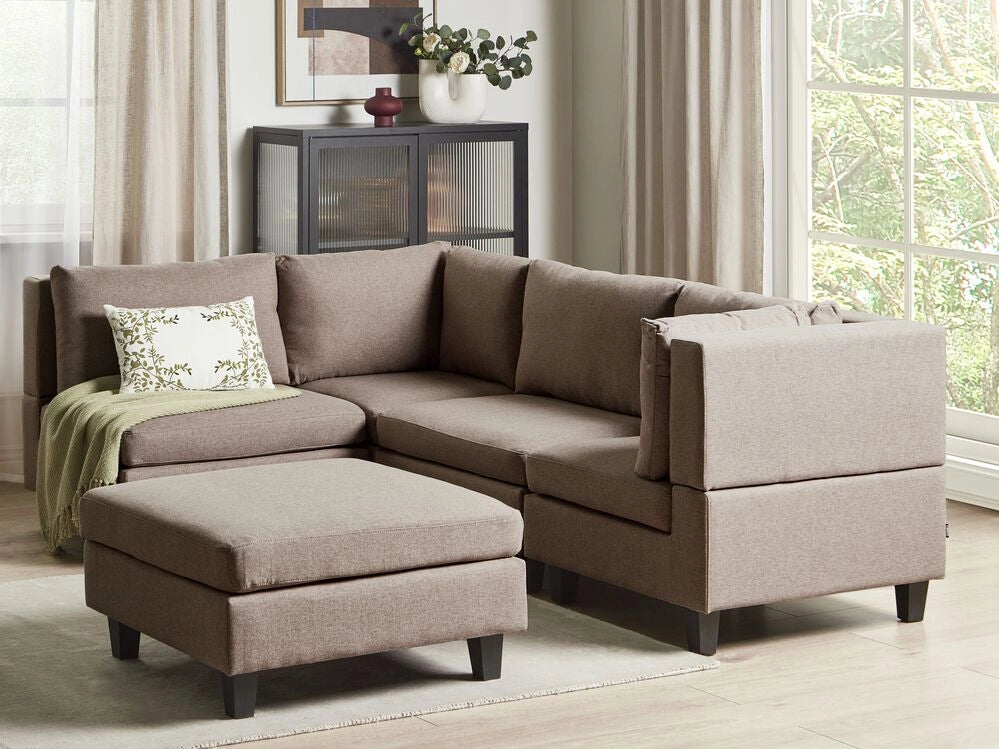 Divano componibile 4 posti imbottito in tessuto marrone con gambe nere schienale imbottito lato destro con pouf stile moderno