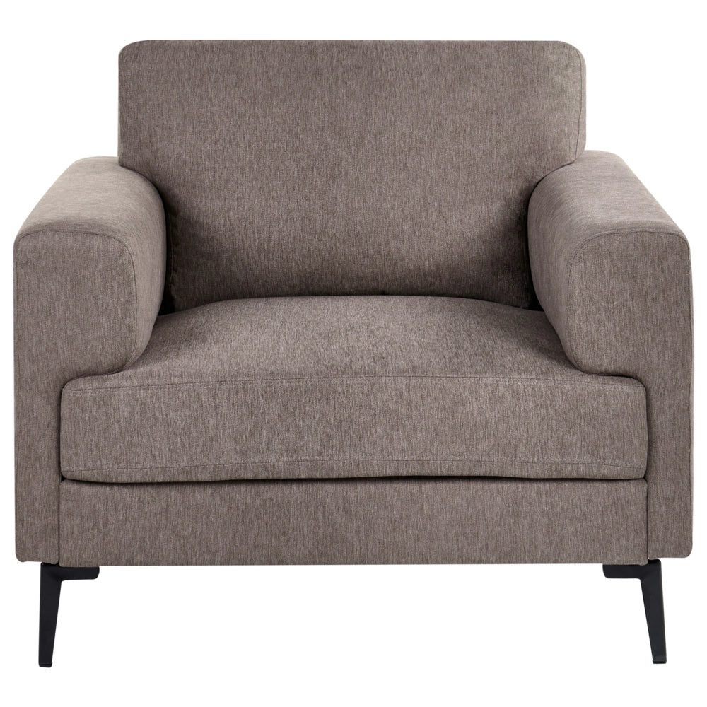Poltrona minimalista in stile moderno di metà secolo con rivestimento in tessuto, gambe in metallo imbottite e braccioli lineari, colore marrone