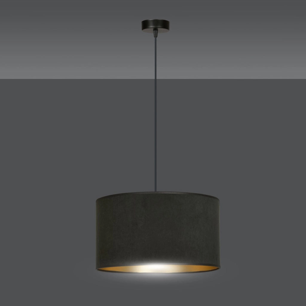 Lampada a sospensione Hilde con paralume in velluto nero e interno oro