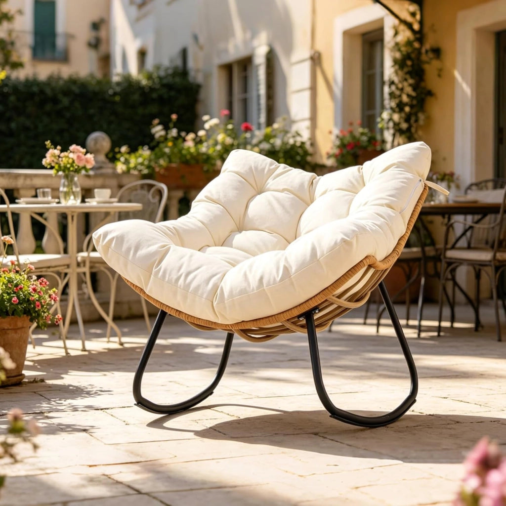 Sedia a Dondolo da Esterno, Poltrona a Dondolo da Interno con Cucscino Morbido, Struttura in Metallo e Rattan PE, per Terrazza, Bordo Piscina, Balcone, Soggiorno, 116 X 88 X 92 CM (Bianco)