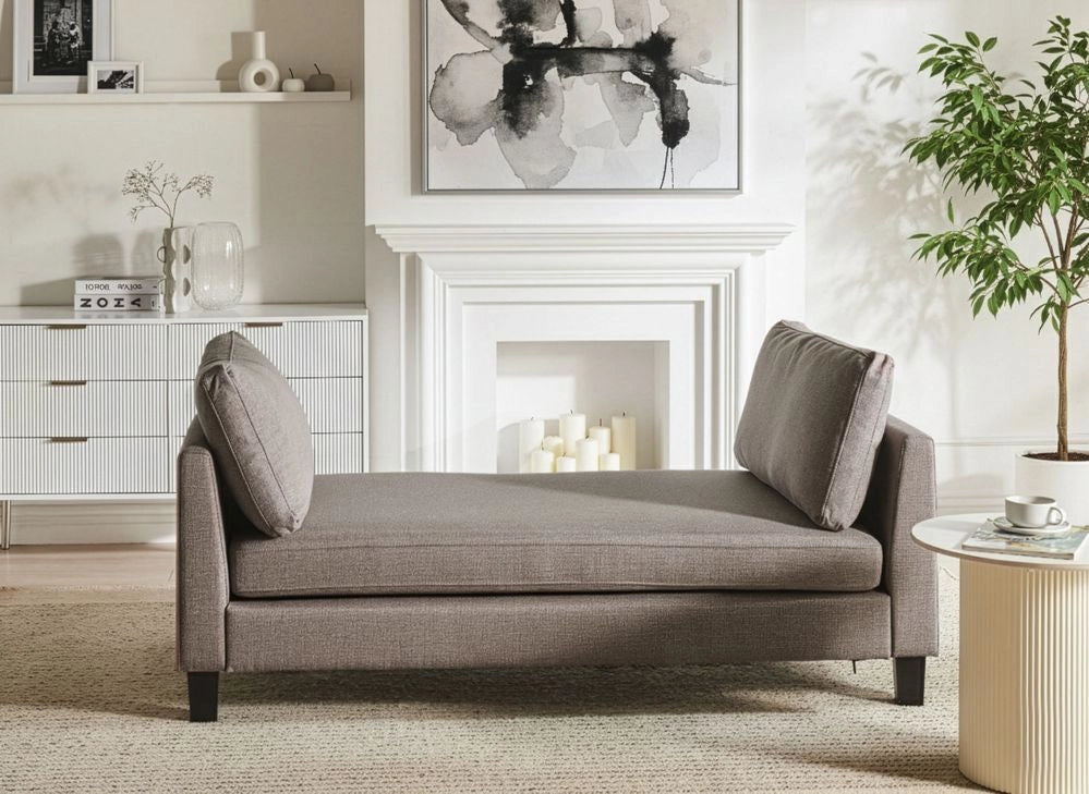 Chaise longue in tessuto tortora imbottita con cuscini gambe in acciaio in stile scandinavo