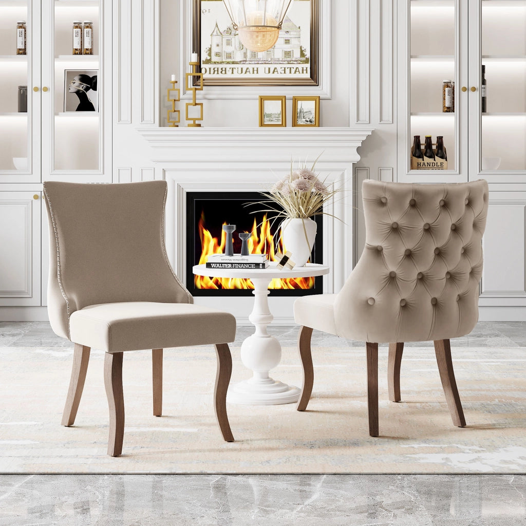 Chaise da pranzo in velluto con schienale capitonné e borchie decorative, gambe in legno massiccio beige