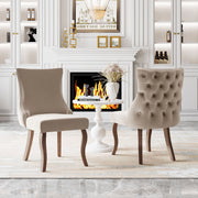 Chaise da pranzo in velluto con schienale capitonné e borchie decorative, gambe in legno massiccio beige