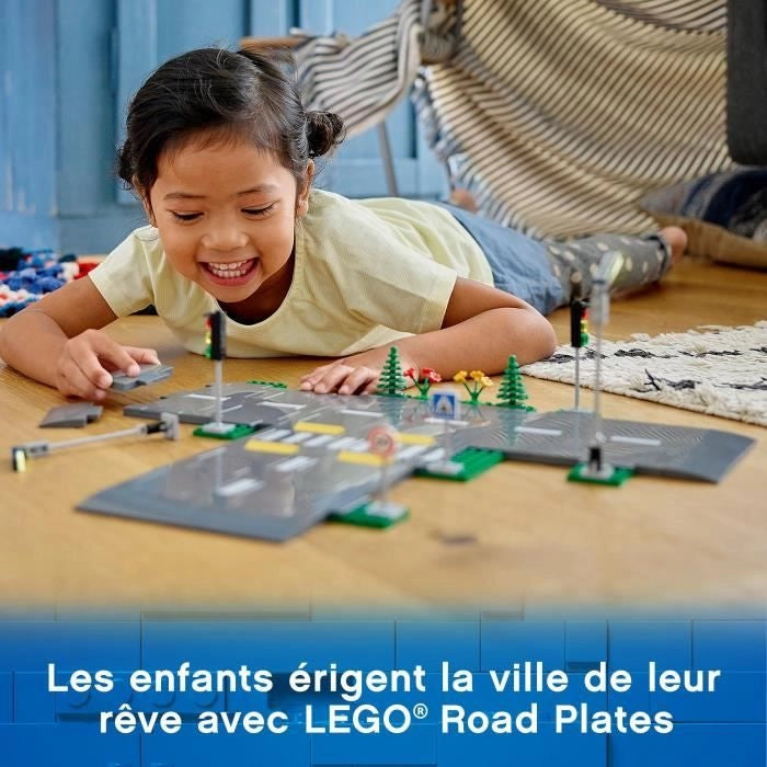 LEGO City 60304 Intersezione da assemblare, Gioco di costruzione di città con pannelli e strade da assemblare per ragazzo o ragazza