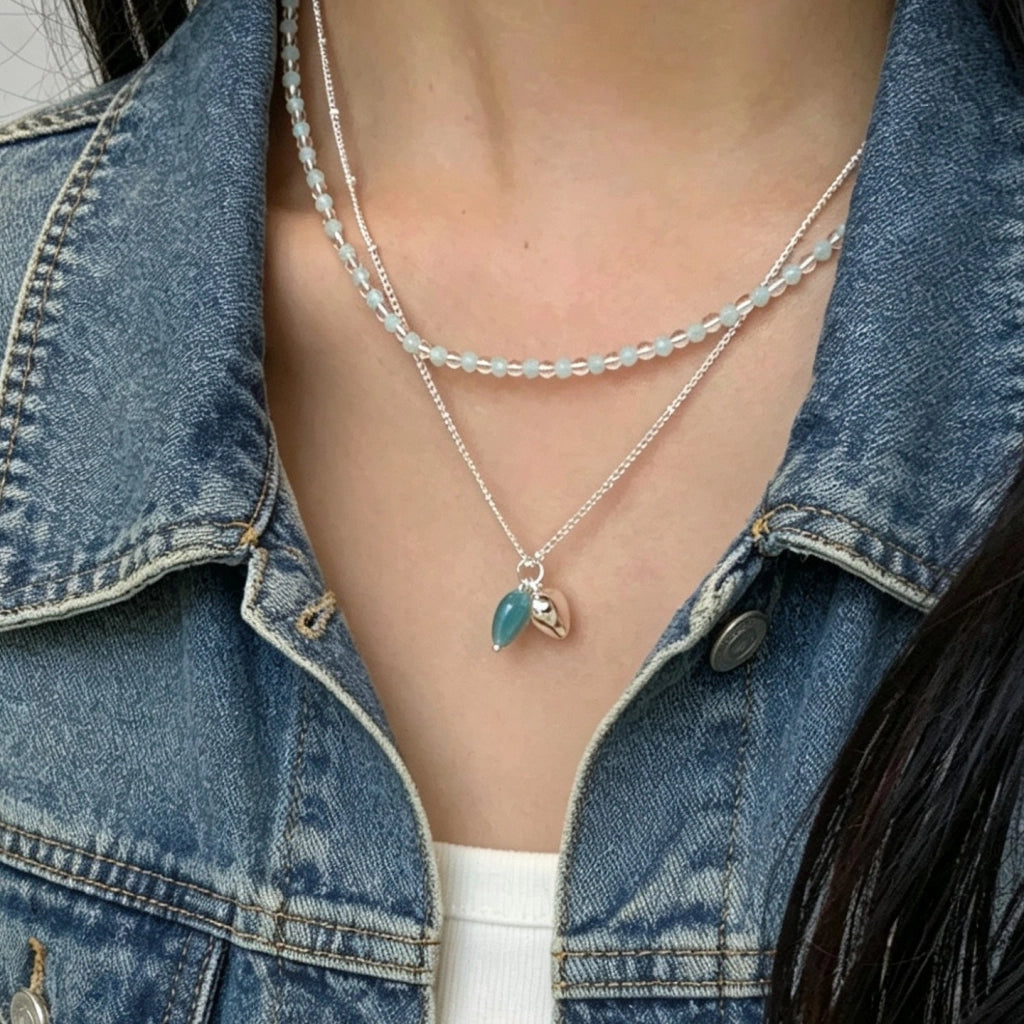 Collana girocollo a doppio strato con perline a forma di cuore blu, design unico.