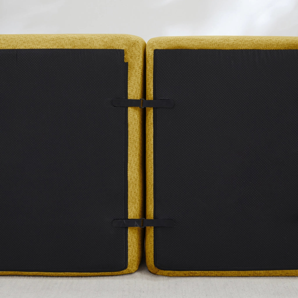 Divano modulare 210x165x79 cm in fleece granulato giallo; design senza struttura con pouf collegabile