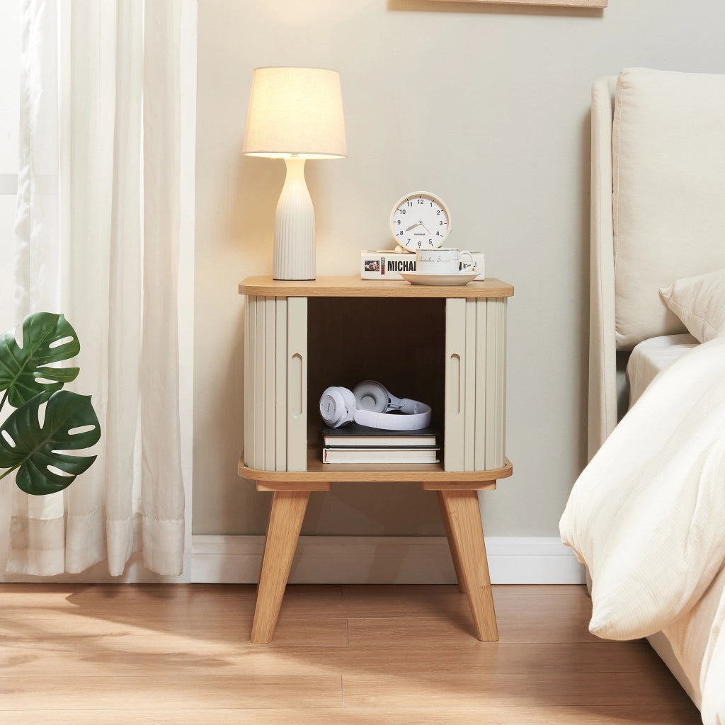 Comodino Tysvær in Bambù con 2 Ante Scorrevoli - Naturale / Bianco Crema [en.casa]