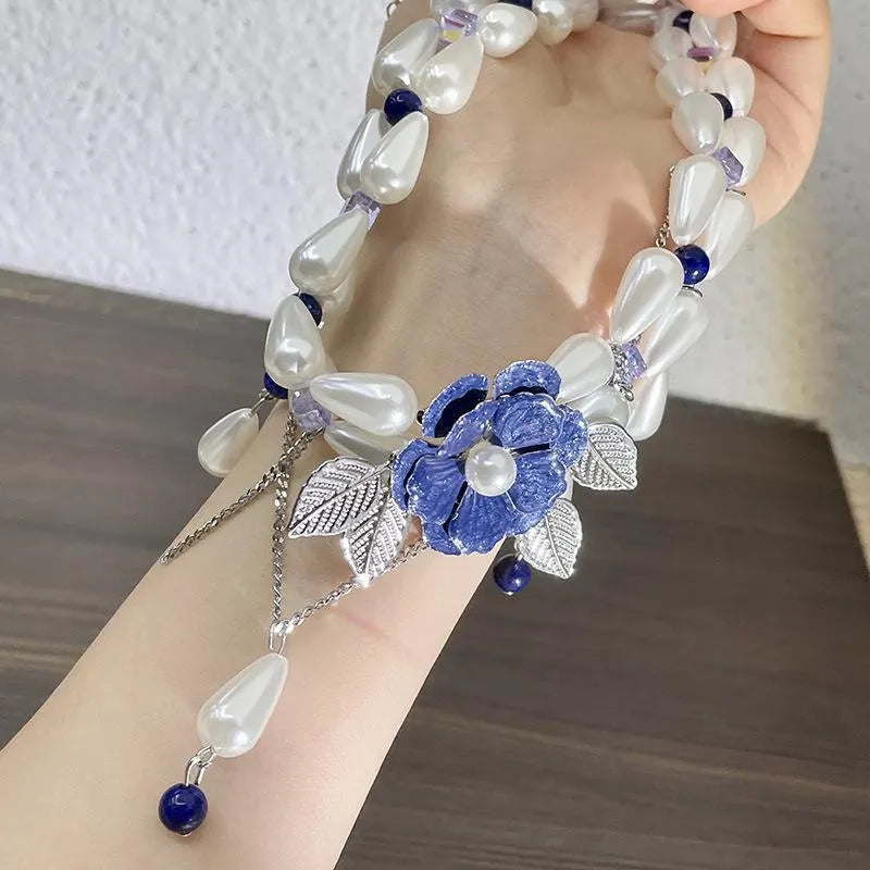 Collana fatta a mano con fiore blu e perla e nappa, regalo di Natale o di compleanno.