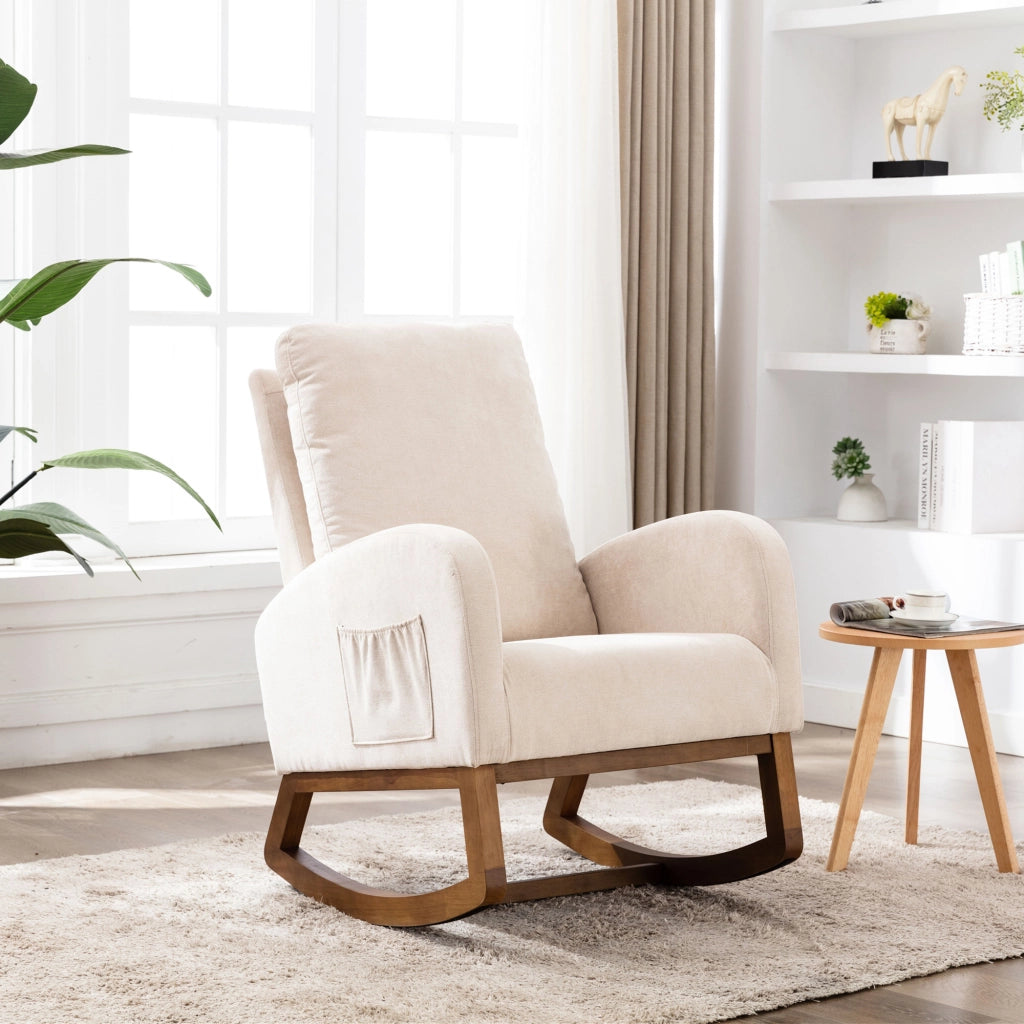 Sedia a dondolo con schienale alto e tasche laterali in lino beige con braccioli lunghi e gambe in legno di gomma