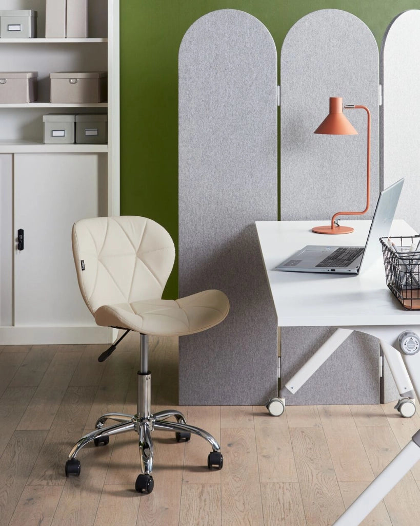 Sedia da scrivania per ufficio in ecopelle beige girevole e regolabile in altezza Moderna