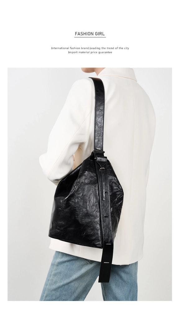 Borsa a secchiello da donna in pelle di vacchetta stropicciata, colore nero.